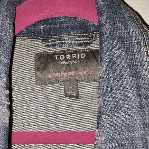 Torrid Distressed Denim Trucker Jacket - Medium Wash- NWOT- Size 4x - Picture 8 of 9